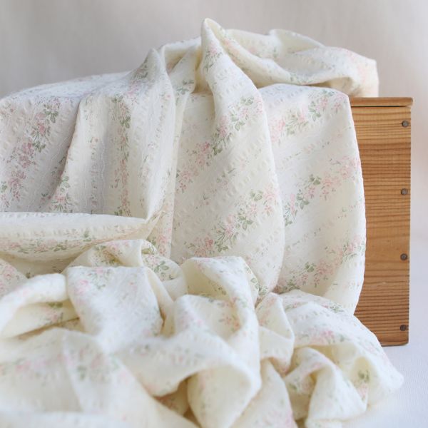 Camille - Tissu coton jacquard seersucker fond écru fleuri rose clair