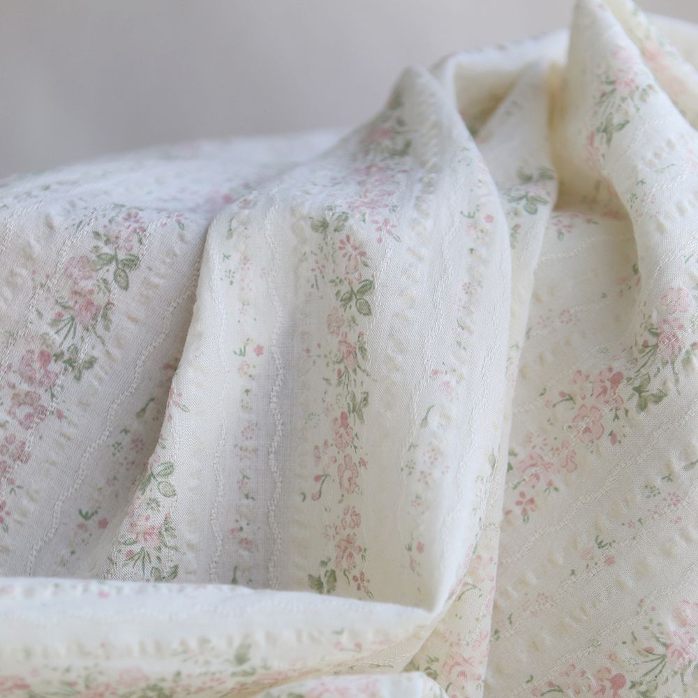 Camille - Tissu coton jacquard seersucker fond écru fleuri rose clair