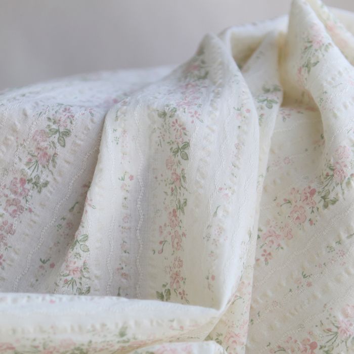 Camille - Tissu coton jacquard seersucker fond écru fleuri rose clair