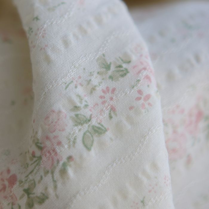 Camille - Tissu coton jacquard seersucker fond écru fleuri rose clair