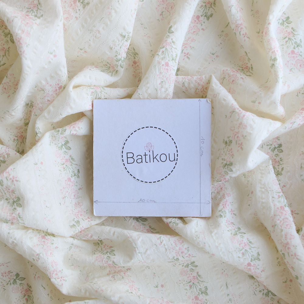 Camille - Tissu coton jacquard seersucker fond écru fleuri rose clair