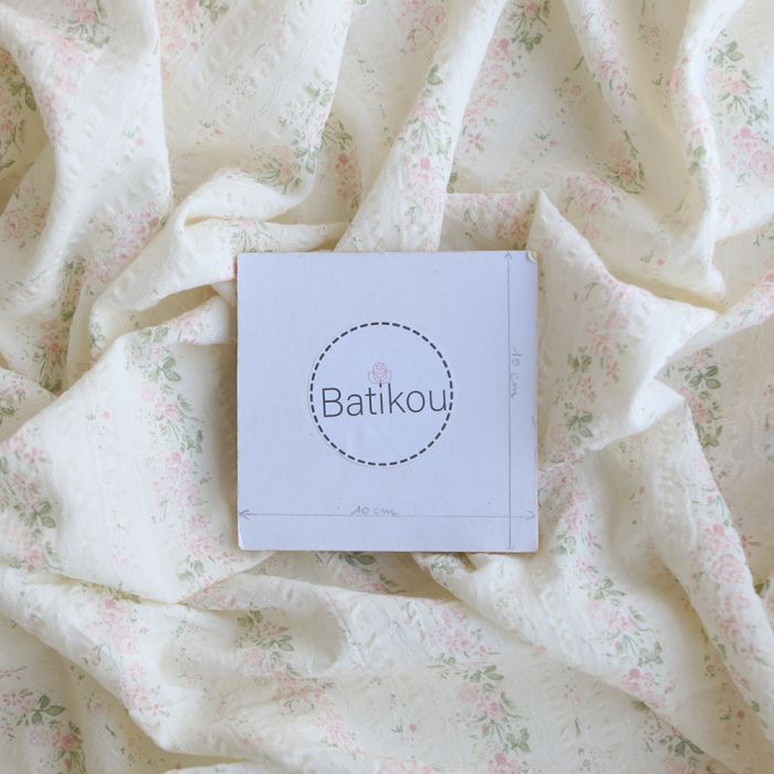 Camille - Tissu coton jacquard seersucker fond écru fleuri rose clair