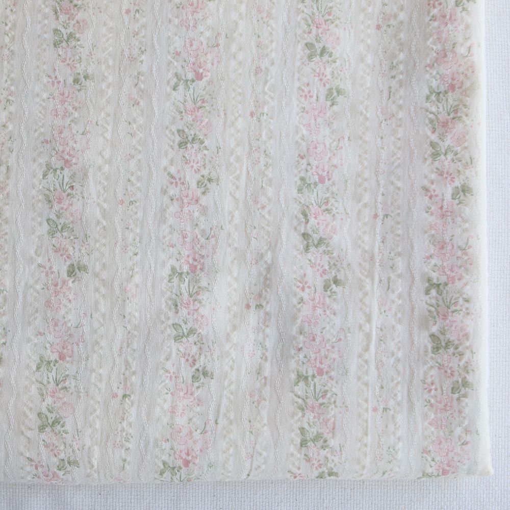 Camille - Tissu coton jacquard seersucker fond écru fleuri rose clair