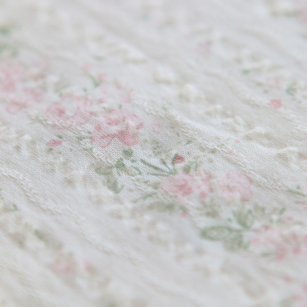 Camille - Tissu coton jacquard seersucker fond écru fleuri rose clair