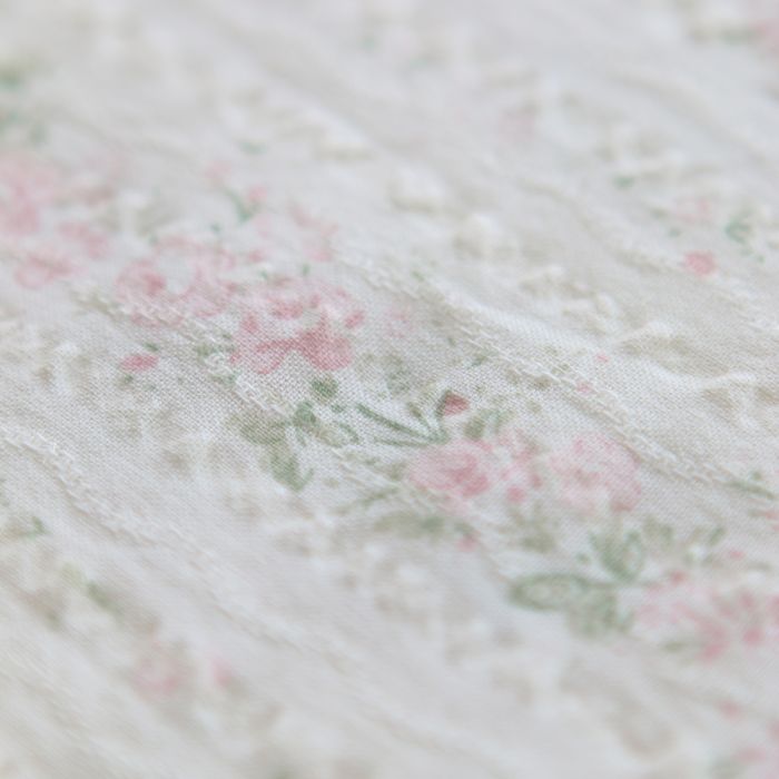 Camille - Tissu coton jacquard seersucker fond écru fleuri rose clair