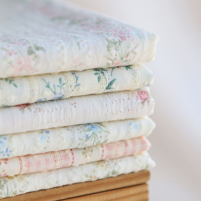 Camille - Tissu coton jacquard seersucker fond écru fleuri rose clair