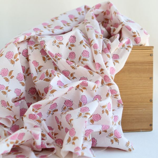 Tissu indien Lalita B en coton hand block, imprimé main motif rose coordonné