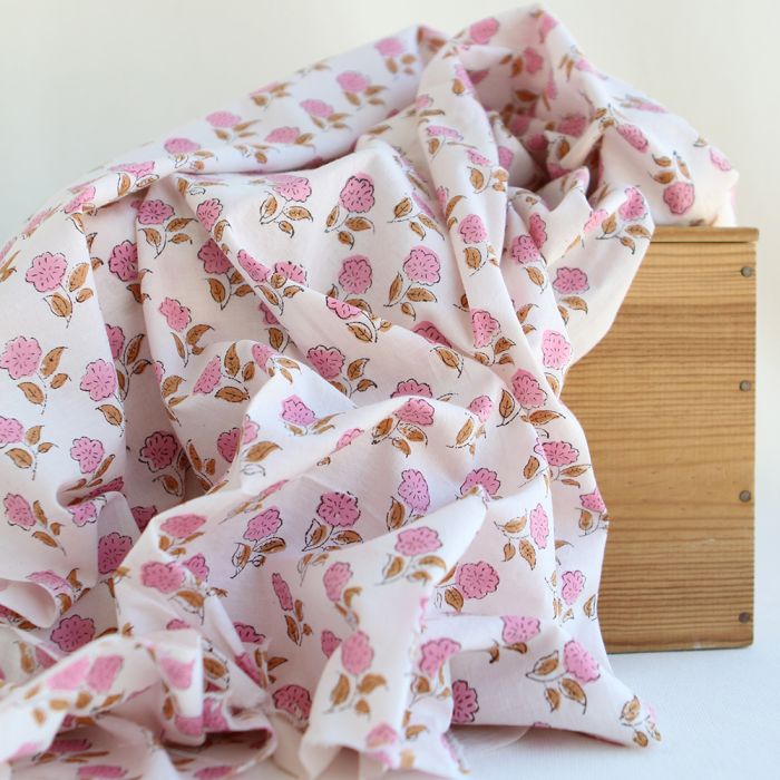 Tissu indien Lalita B en coton hand block, imprimé main motif rose coordonné