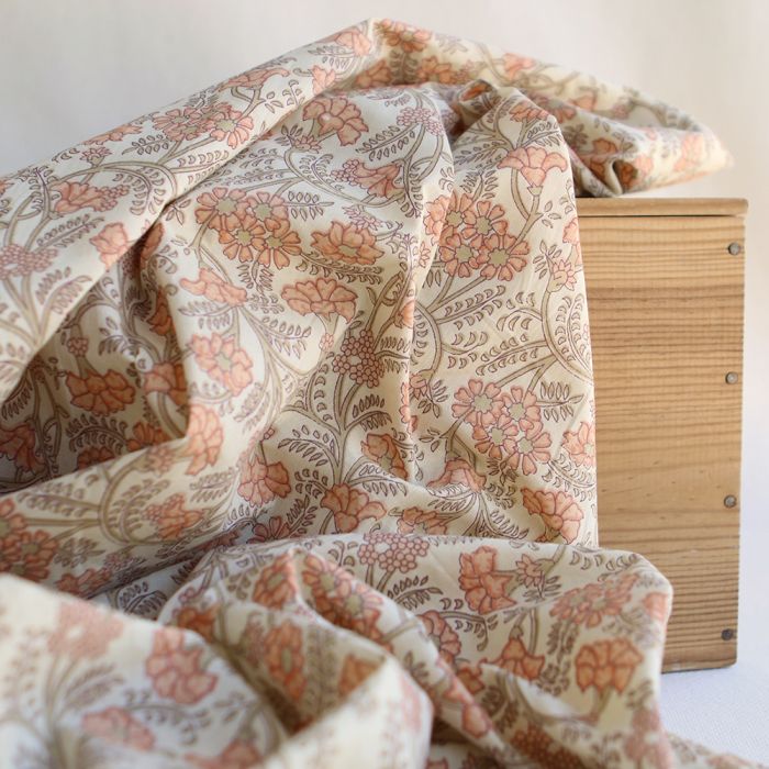 Tissu indien Maya en coton hand block, imprimé main fond écru corail et beige