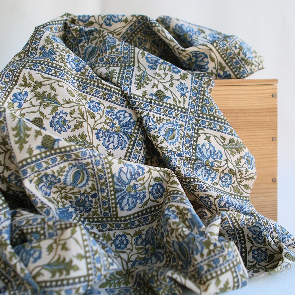Tissu indien Prisha en coton hand block, fond écru teintes vert et bleu