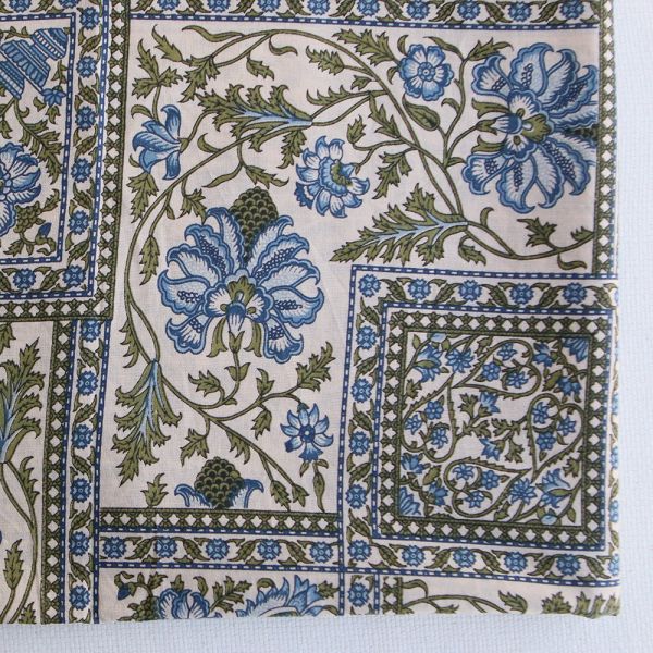 Tissu indien Prisha en coton hand block, fond écru teintes vert et bleu 2