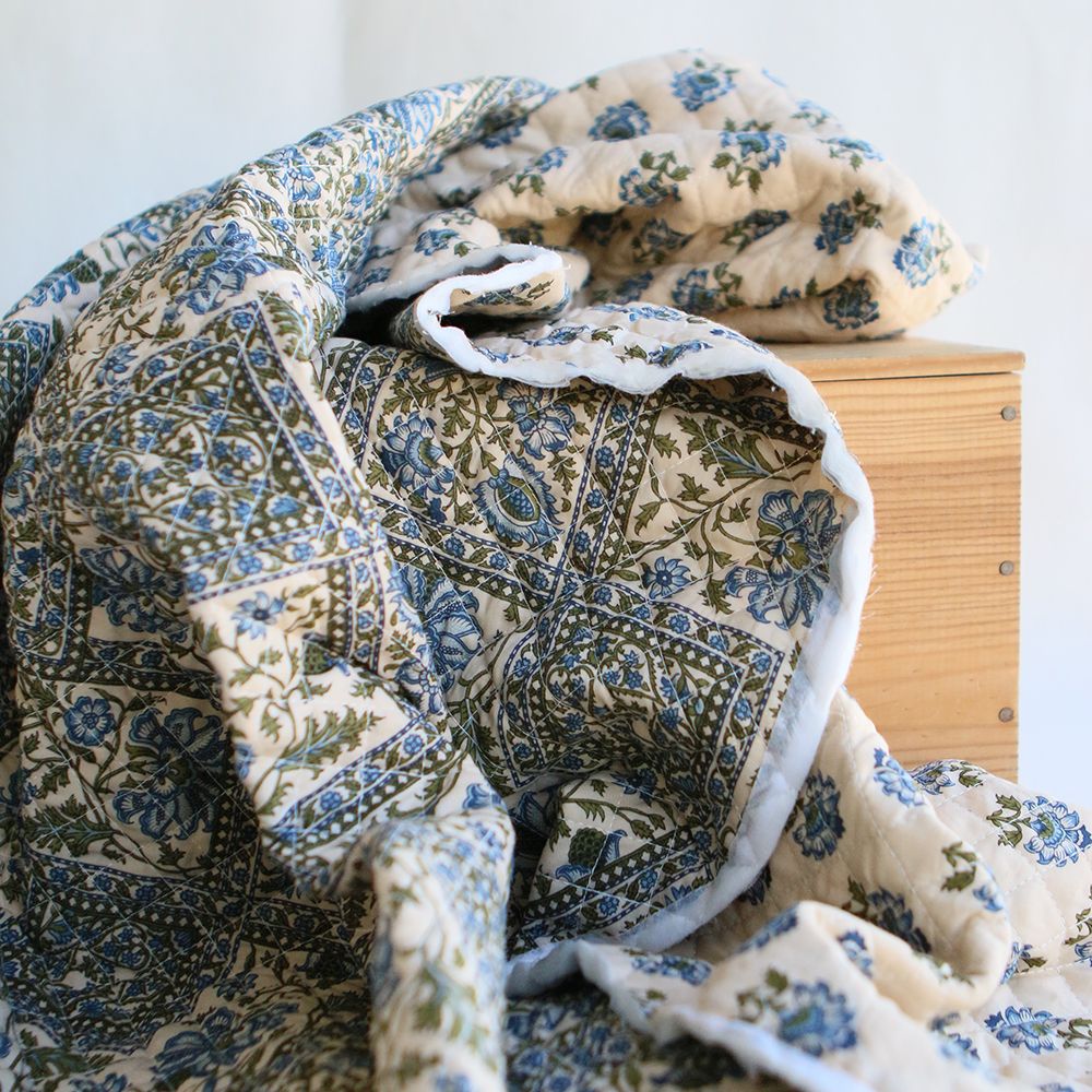 Tissu indien Prisha matelassé double face coton hand block, vert et bleu sur fond écru
