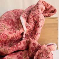 Tissu indien Vasanti matelassé double face coton hand block, teintes de corail chaud