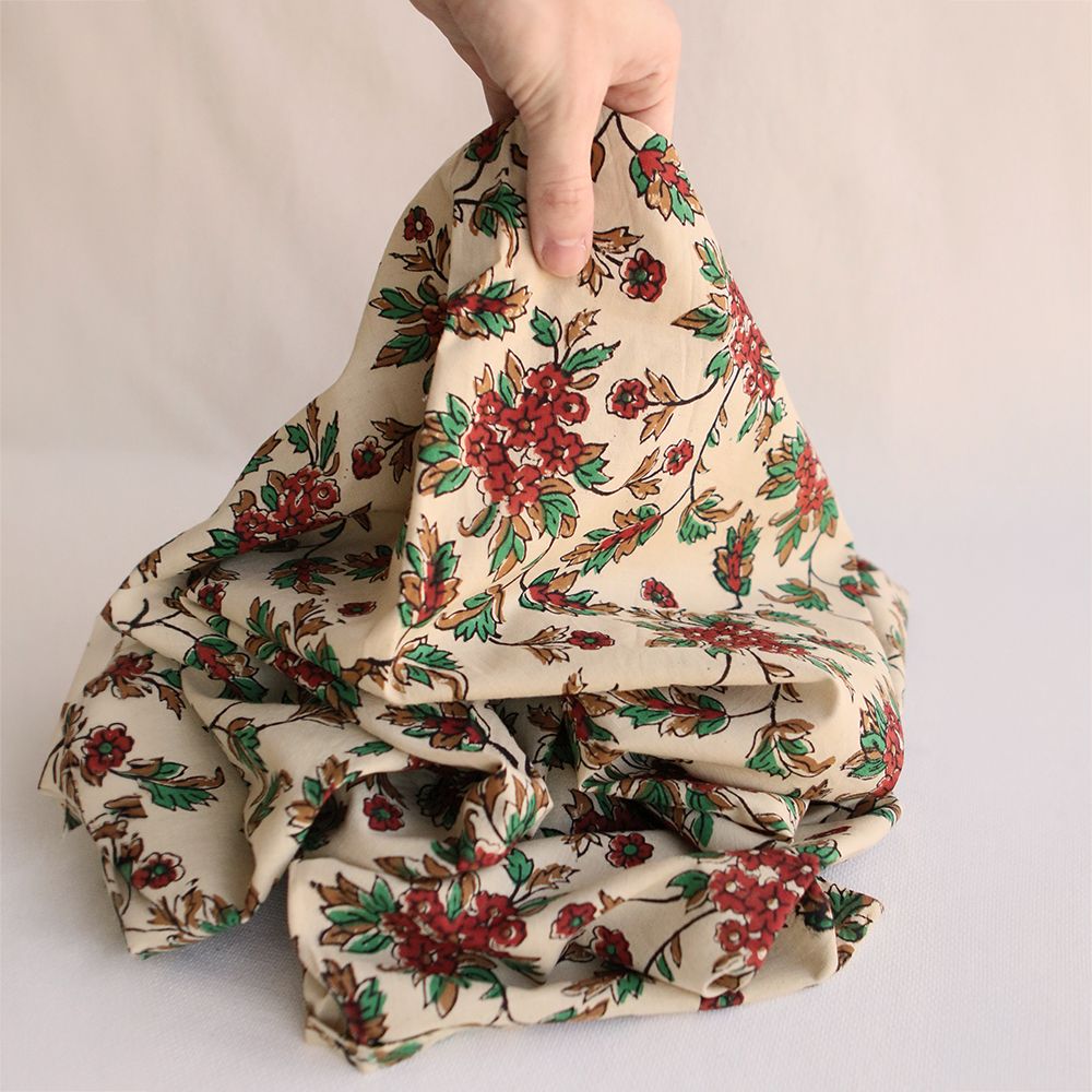 Sarika - Tissu indien en coton imprimé main, hand block vert et rouge sur fond beige thé