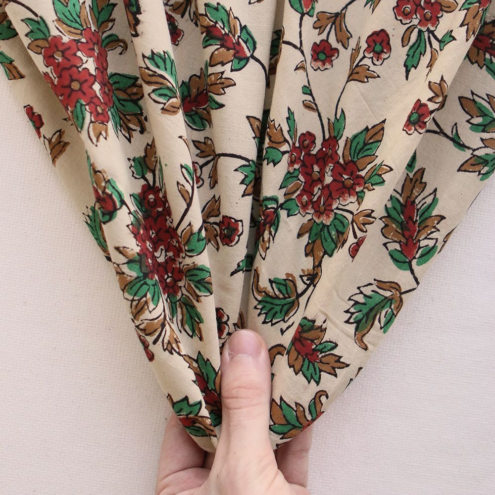 Sarika - Tissu indien en coton imprimé main, hand block vert et rouge sur fond beige thé