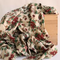 Tissu indien Sarika en coton hand block, vert et rouge sur fond beige thé