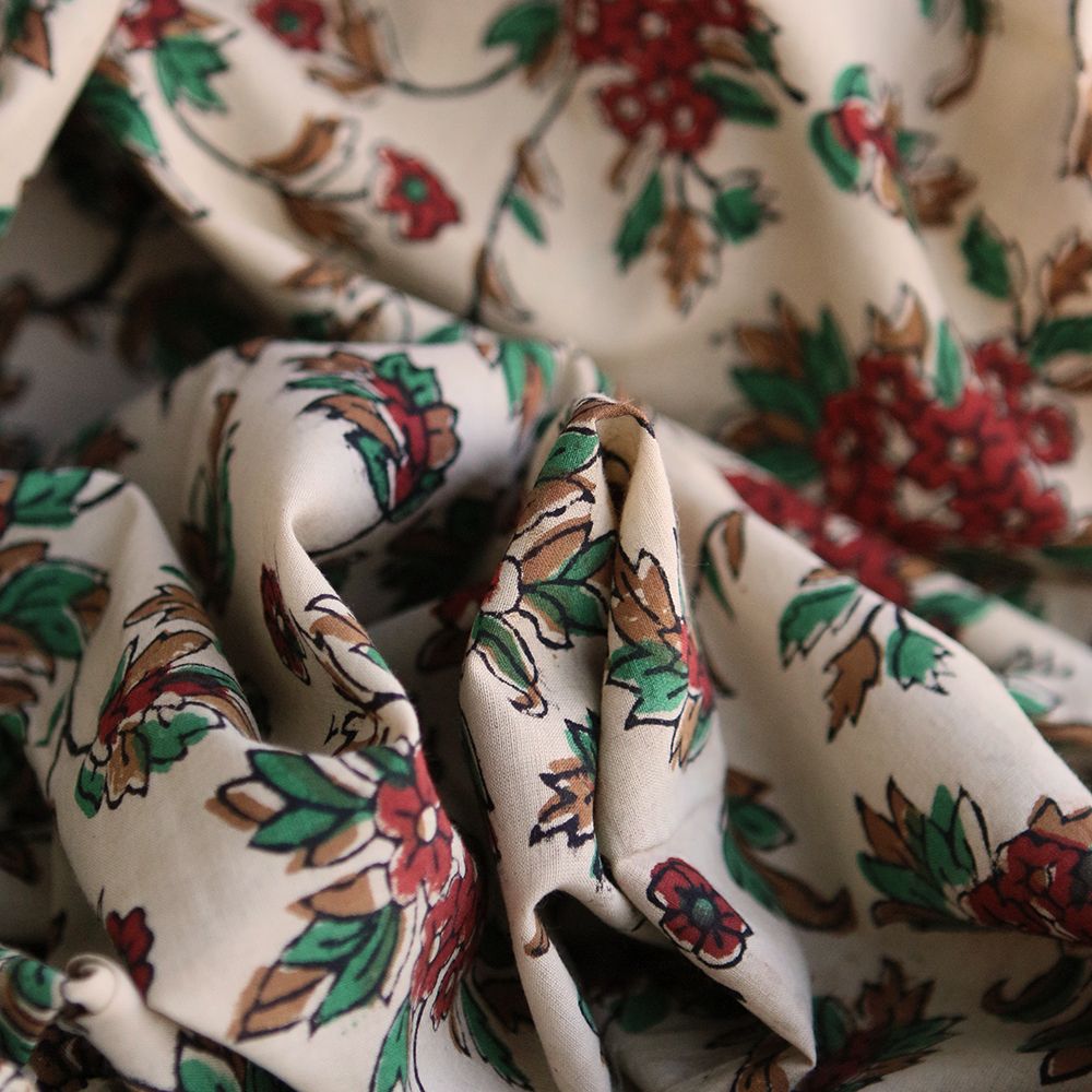 Sarika - Tissu indien en coton imprimé main, hand block vert et rouge sur fond beige thé
