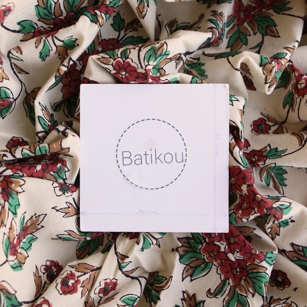 Sarika - Tissu indien en coton imprimé main, hand block vert et rouge sur fond beige thé