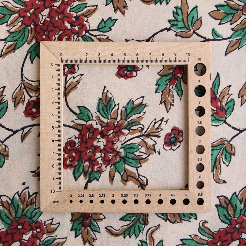 Sarika - Tissu indien en coton imprimé main, hand block vert et rouge sur fond beige thé