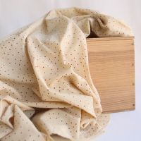 Tissu indien Sarika B en coton hand block, pois rouge profond sur fond beige thé
