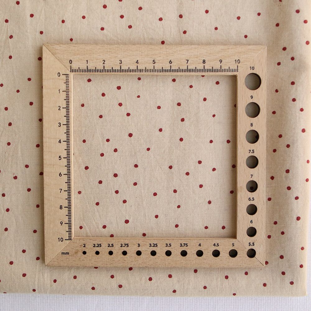 Sarika B - Tissu indien en coton imprimé main, hand block pois rouge sur fond beige thé