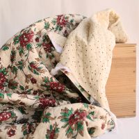 Tissu indien Sarika matelassé double face coton hand block, vert et rouge sur beige thé