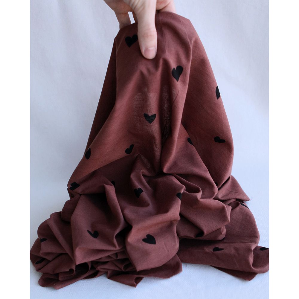 Dilara - Tissu indien en coton imprimé main, hand block cœurs noirs sur fond cacao