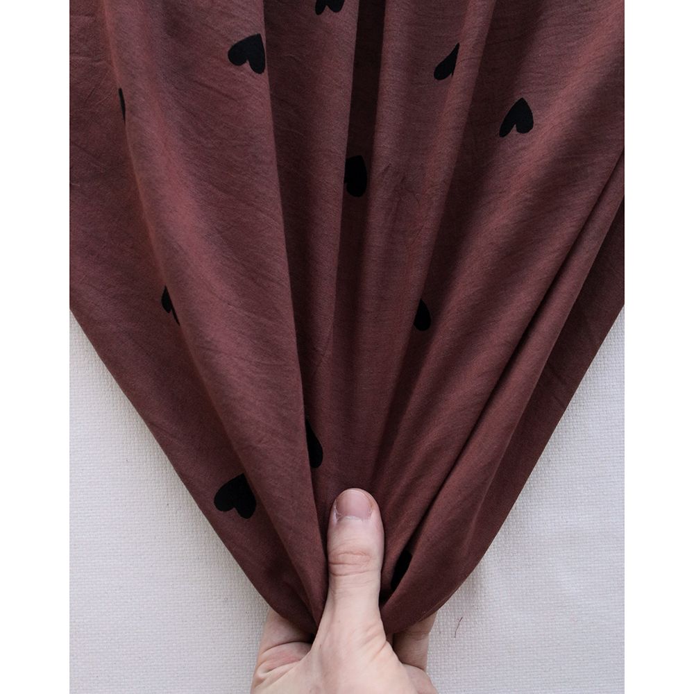 Dilara - Tissu indien en coton imprimé main, hand block cœurs noirs sur fond cacao