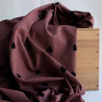 Tissu indien Dilara en coton hand block, cœurs noirs sur fond cacao