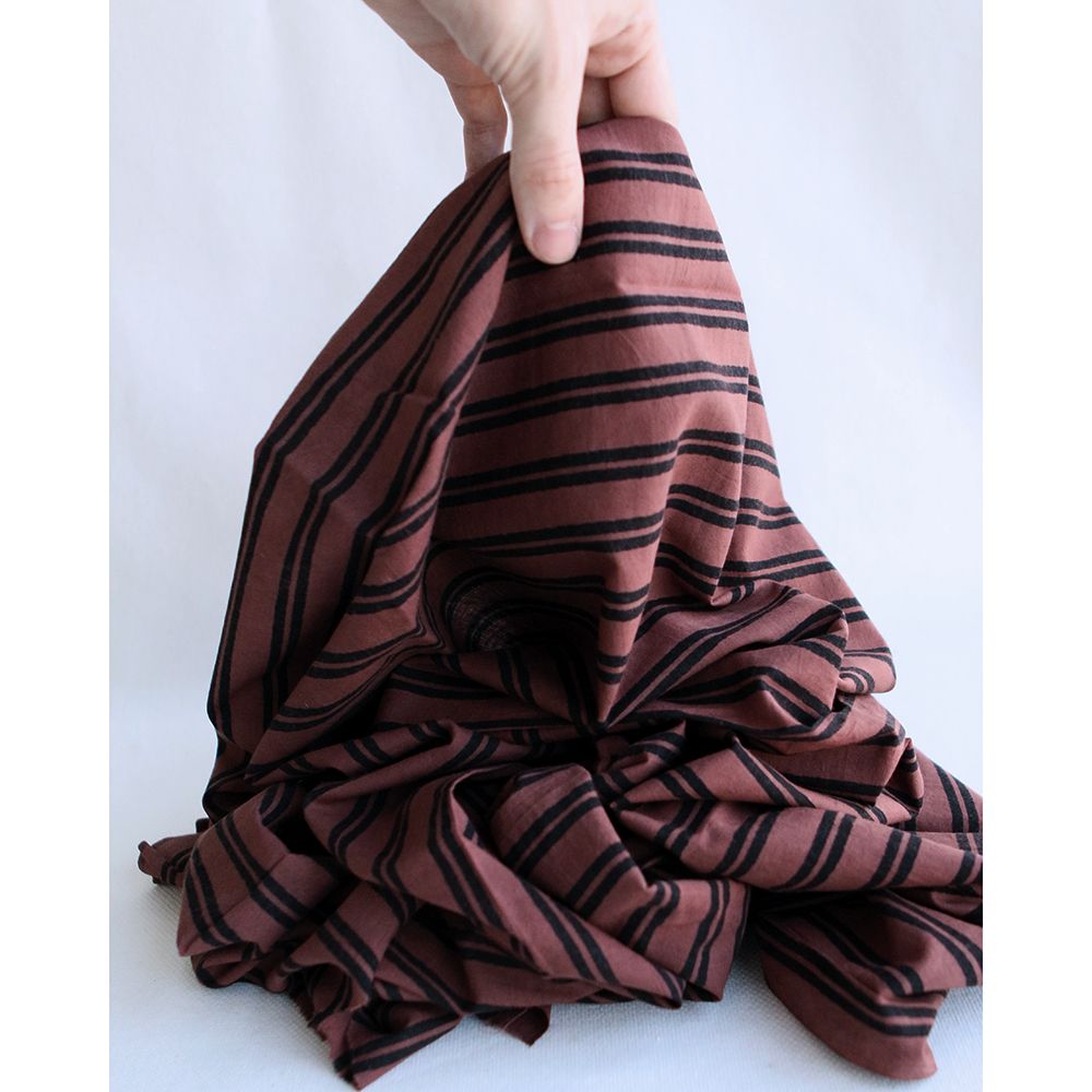 Dilara - Tissu indien en coton imprimé main, hand block doubles rayures noires sur fond cacao