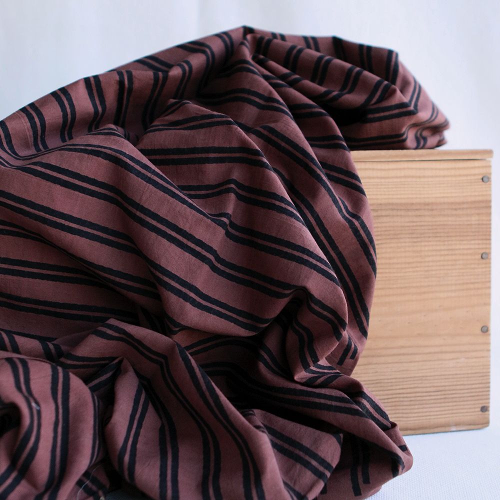 Tissu indien Dilara en coton hand block, doubles rayures noires sur fond cacao