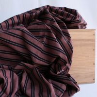 Tissu indien Dilara en coton hand block, doubles rayures noires sur fond cacao