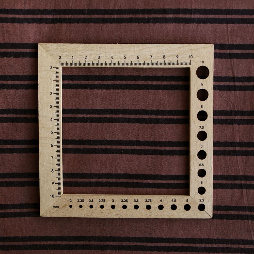 Dilara - Tissu indien en coton imprimé main, hand block doubles rayures noires sur fond cacao