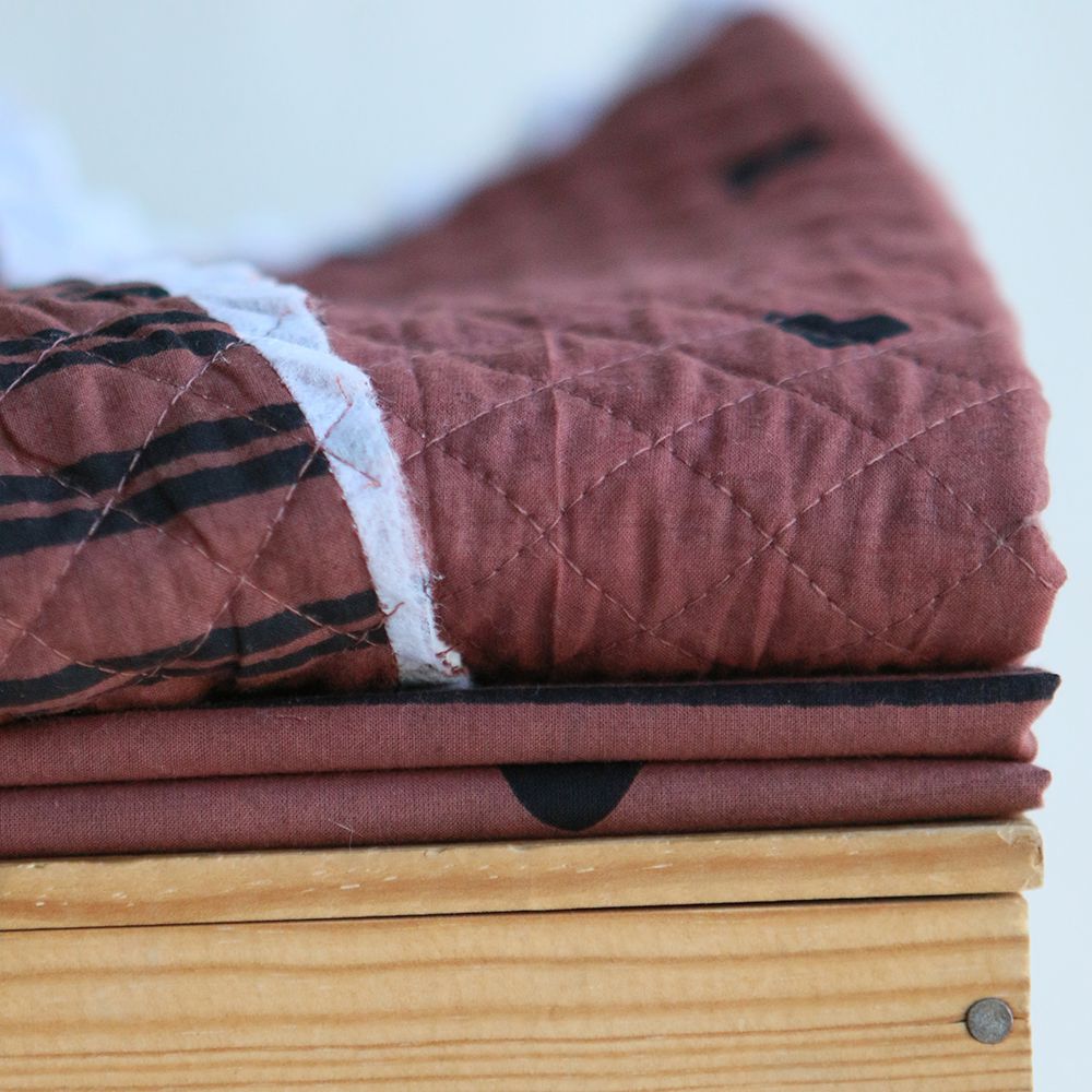 Dilara - Tissu indien en coton imprimé main, hand block doubles rayures noires sur fond cacao