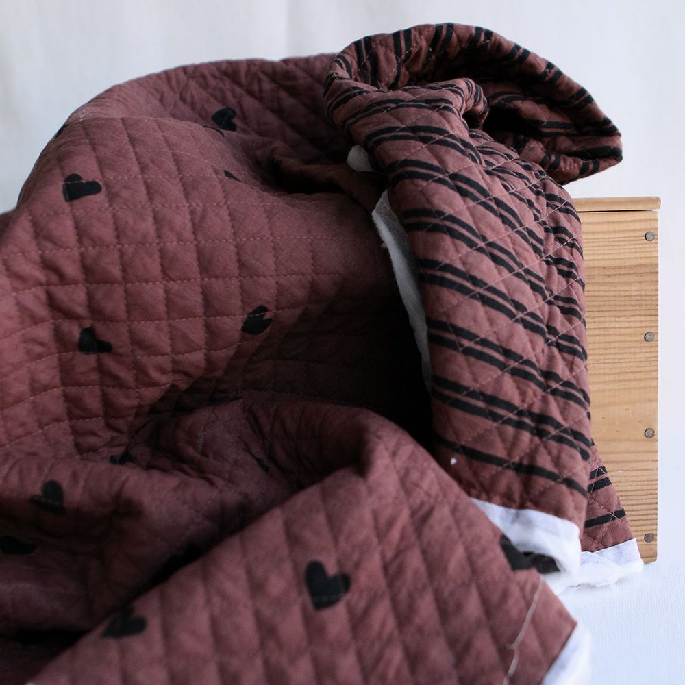 Tissu indien Dilara matelassé double face coton hand block, cœurs noirs sur fond cacao