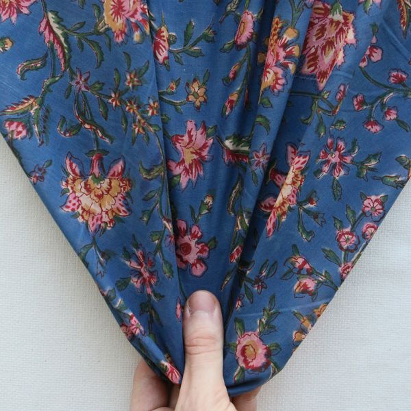 Tissu indien Saanvi en coton hand block, fleuri rose vert et beige sur fond bleu 2