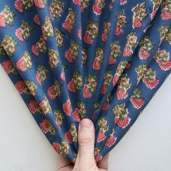Tissu indien Saanvi B en coton hand block, motif coordonné fleuri sur fond bleu 2