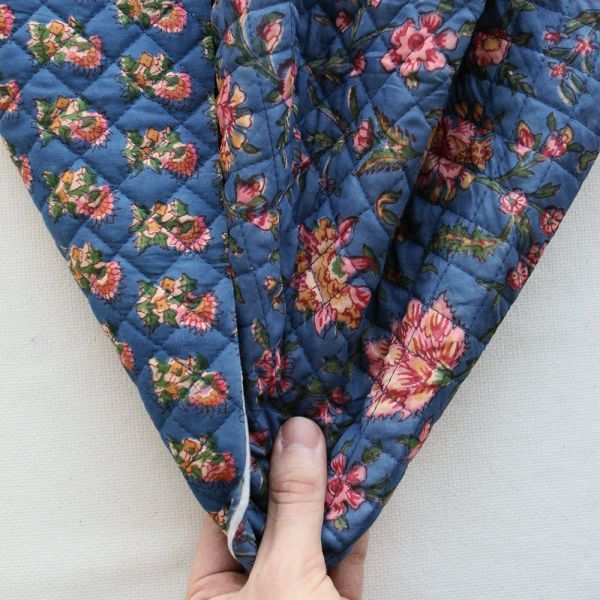Tissu indien Saanvi matelassé double face coton hand block, fleuri rose et vert sur fond bleu 2