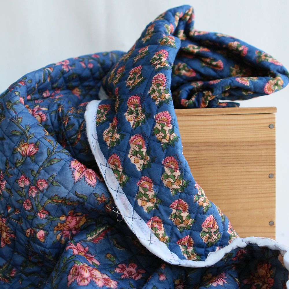 Tissu indien Saanvi matelassé double face coton hand block, fleuri rose et vert sur fond bleu