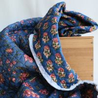 Tissu indien Saanvi matelassé double face coton hand block, fleuri rose et vert sur fond bleu