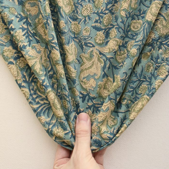 Kalyani - Tissu indien en coton imprimé main, hand block bleu et jaune pâle