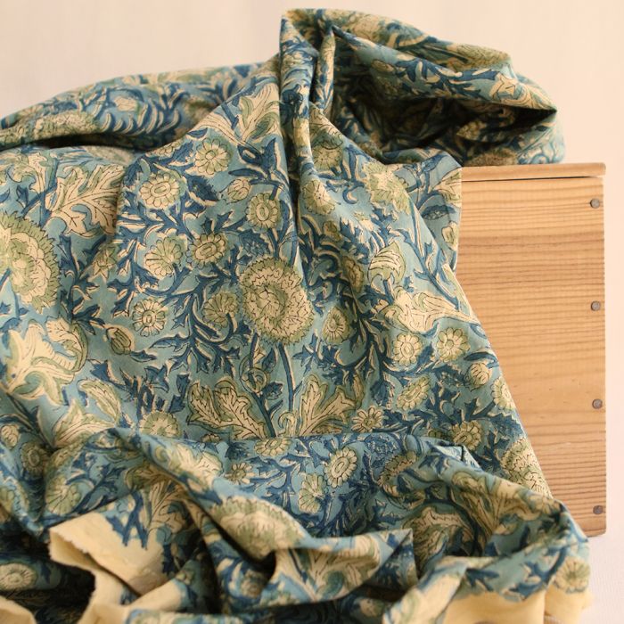 Tissu indien Kalyani en coton hand block, teintes bleu et jaune pâle