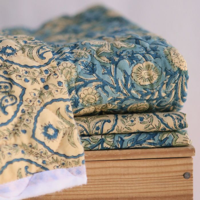 Kalyani - Tissu indien en coton imprimé main, hand block bleu et jaune pâle