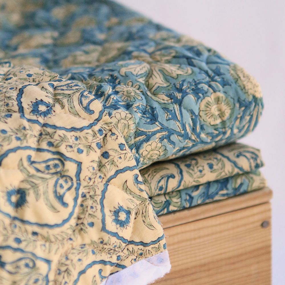Kalyani - Tissu indien en coton imprimé main, hand block bleu et jaune pâle
