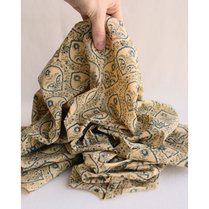 Kalyani B - Tissu indien en coton imprimé main, hand block bleu sur fond beige