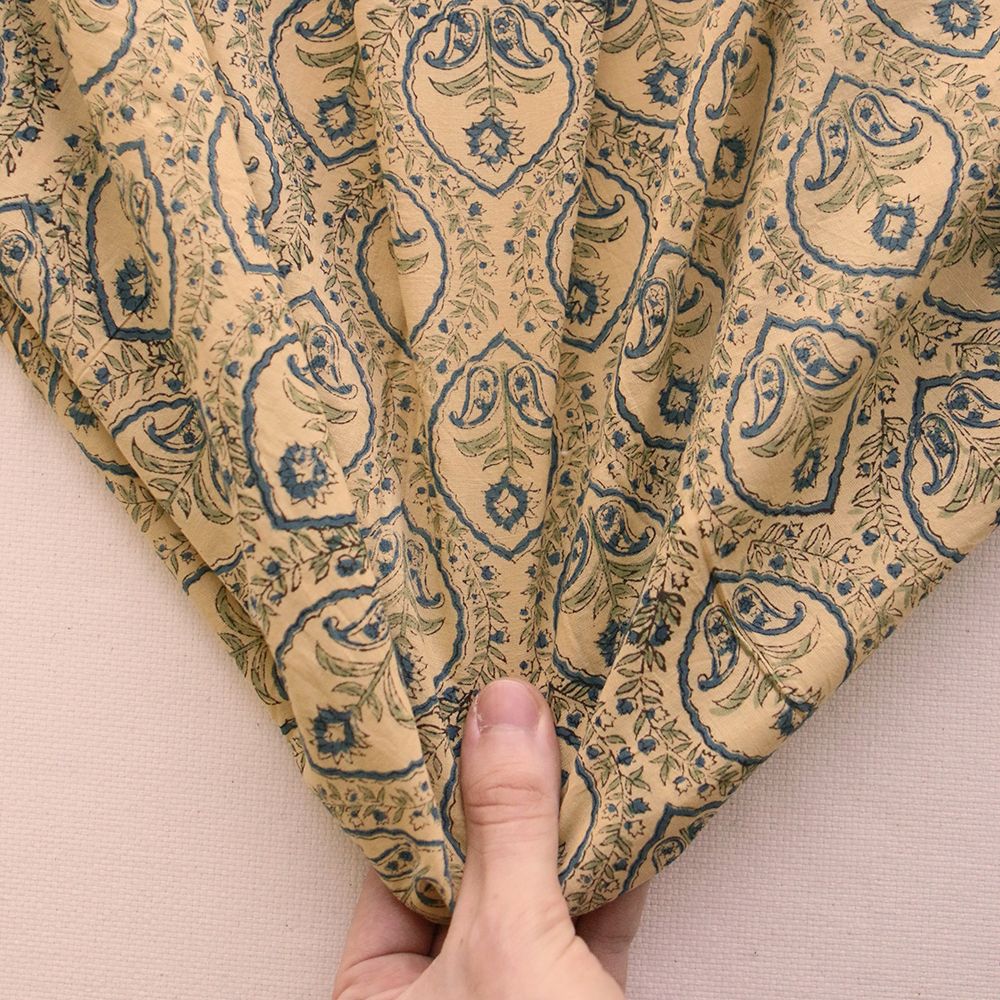 Kalyani B - Tissu indien en coton imprimé main, hand block bleu sur fond beige
