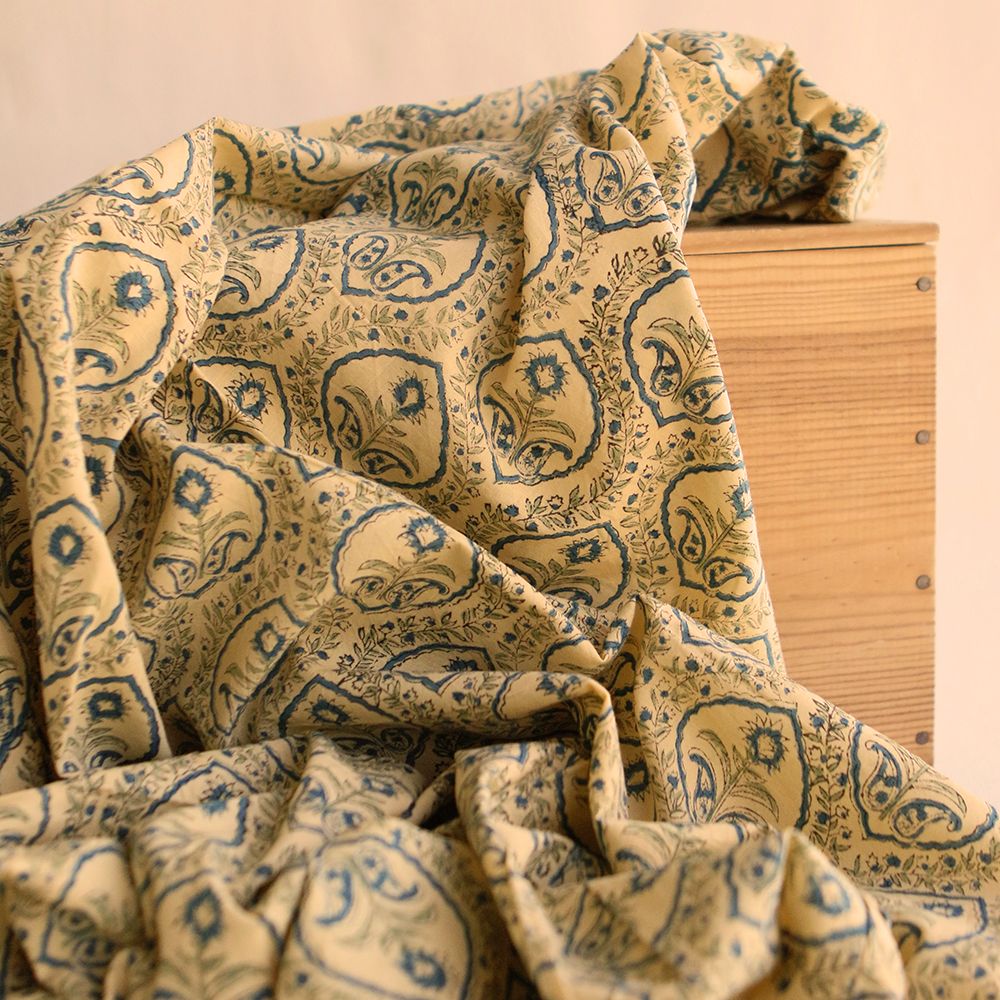 Tissu indien Kalyani B en coton hand block, bleu sur fond beige suranné