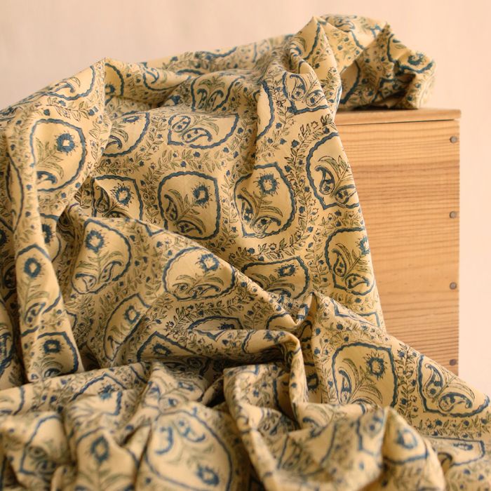 Tissu indien Kalyani B en coton hand block, bleu sur fond beige suranné