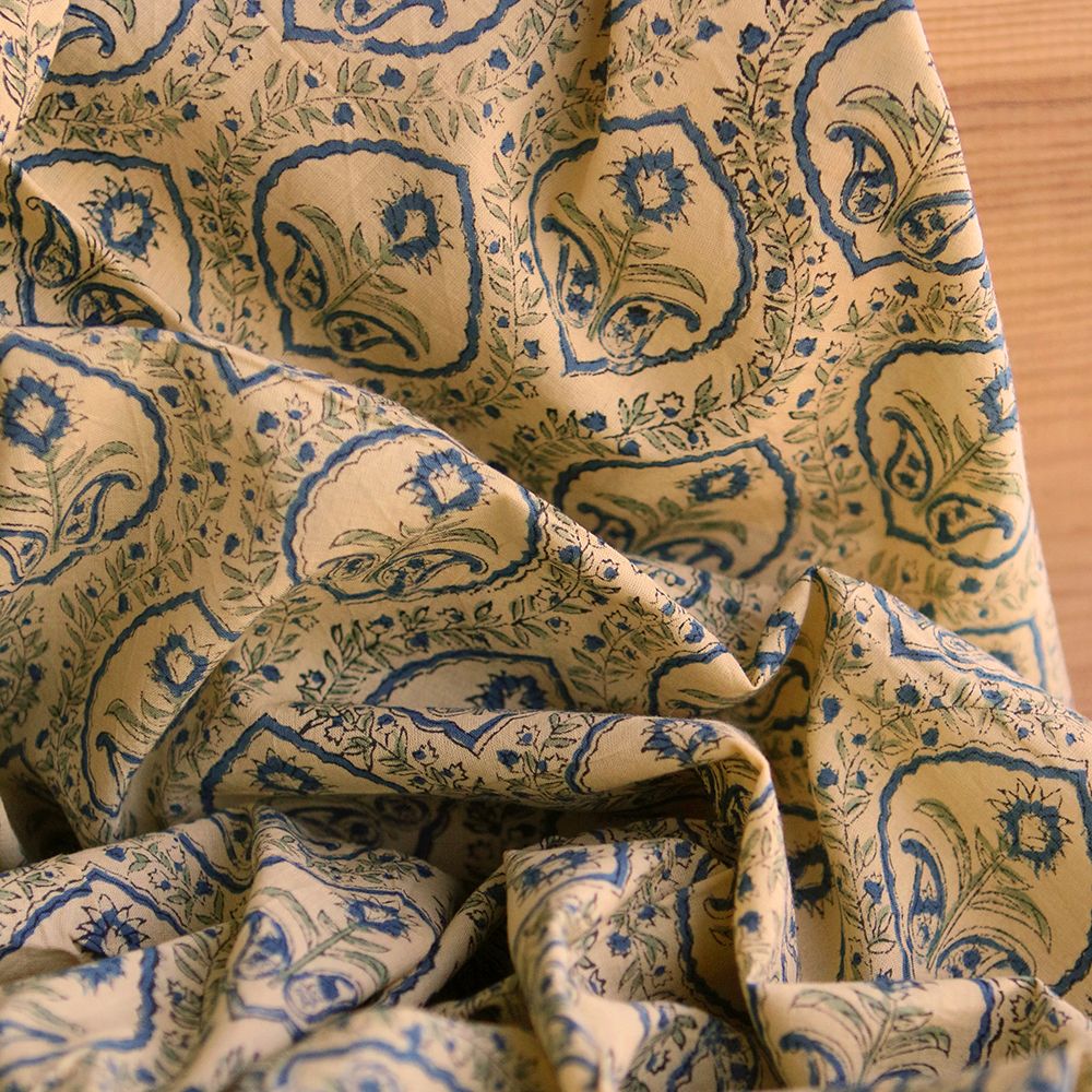 Kalyani B - Tissu indien en coton imprimé main, hand block bleu sur fond beige