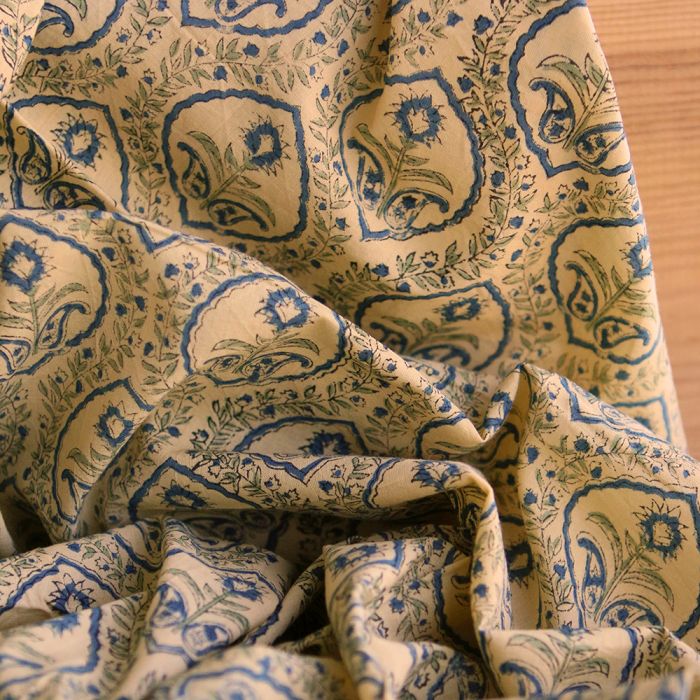 Kalyani B - Tissu indien en coton imprimé main, hand block bleu sur fond beige